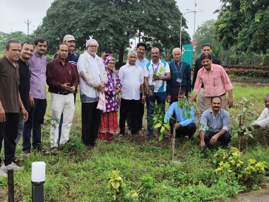 स्वतन्त्रता  दिवस के पूर्व संध्या मे इंडस्ट्रीयल पार्क तुकोजीराव स्पोर्टस गार्डन -2 में पौधारोपण