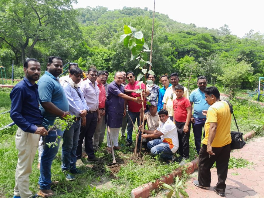 विश्व छायांकन दिवस के उपलक्ष में देवास फोटोग्राफर एसोसिएशन द्वारा  देवास टेकरी पाथवे मार्ग पर वृक्षारोपण किया